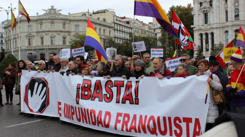 La cabecera de la manifestación y el lema: "Basta de impunidad franquista". / D. Narváez