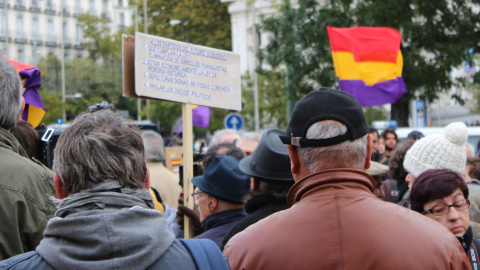 Una pancarta expone las peticiones de las víctimas franquistas al próximo gobierno. / D. Narváez