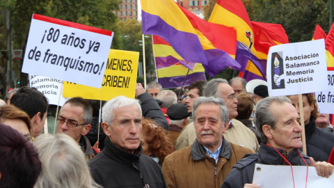 "80 años de franquismo", reza una de las pancartas. / D. Narváez.