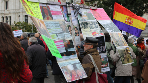 Un manifestante sujeta una pancarta con diversos recortes de prensa. / D. Narváez.