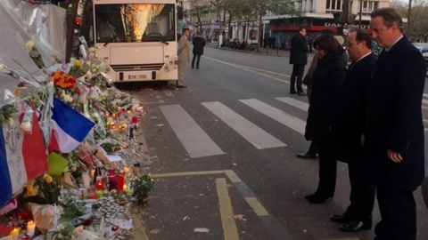 Cameron rinde homenaje a las víctimas de los atentados de París junto a Hollande-. EUROPA PRESS