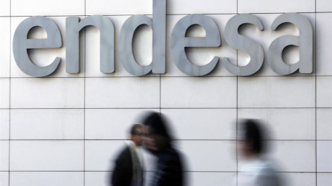 Varias personas pasan por delante de la sede de Endesa. REUTERS