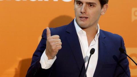 El líder y candidato de Ciudadanos en las próximas elecciones generales, Albert Rivera, durante la rueda de prensa que ha ofrecido este lunes tras presidir la Ejecutiva de su partido en Madrid./ EFE