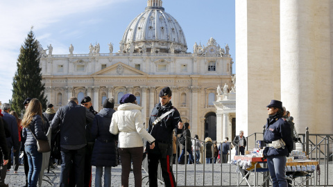 Agentes de los Carabineros italianos chequean a las personas que acceden a la Plaza de San Pedro. REUTERS/Alessandro Bianchi