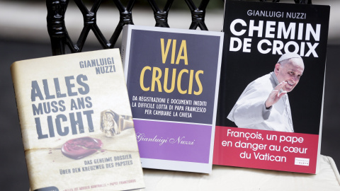 Las versiones alemana, italiana y francesa del libro 'Via Crucis', del periodista Gianluigi Nuzzi, sobre la corrupción en el Vaticano. REUTERS/Yara Nardi