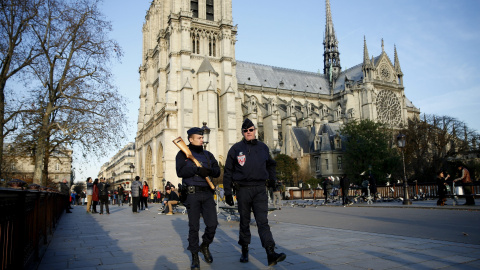 Agentes de policía patrullan frente a la catedral de Notre Dame de París. EFE/Yoan Valat