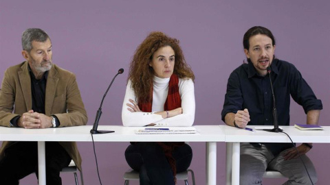 El secretario general de Podemos, Pablo Iglesias (d), acompañado por el ex JEMAD Julio Rodríguez (i) y la expresidenta de Amnistía Internacional España, Itziar Ruiz-Giménez. /EFE