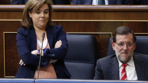 La vicepresidenta Soraya Sáenz de Santamaría junto al presidente del Gobierno Mariano Rajoy. EFE