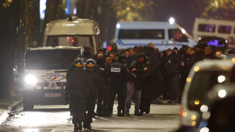 Autoridades vigilan durante una toma de rehenes por parte de un grupo de hombers armados en Roubaix (Francia). EFE/LAURENT DUBRULE