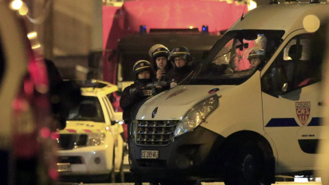 Agentes de la Policía francesa toman posiciones en el lugar donde unos  delincuentes mantienen rehenes en la localidad francesa de Roubaix. REUTERS/Pascal Rossignol