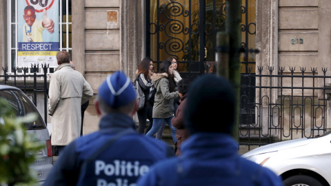 La policía belga vigila la entrada de un colegio de secundaria. REUTERS/Francois Lenoir