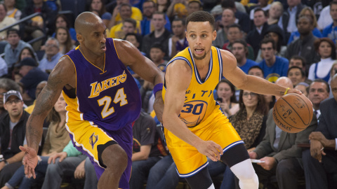 Stephen Curry, Warriors, intenta driblar a Kobe Bryant, Lakers. /REUTERS