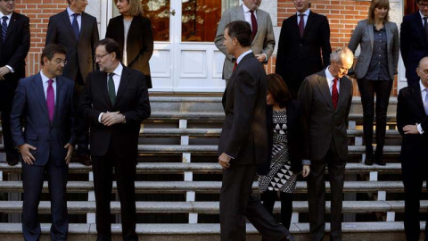 Mariano Rajoy, a la izquierda, junto al rey Felipe y buena parte de sus ministros en un reciente acto oficial. / J.J. GUILLÉN (EFE)