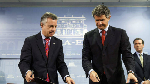 El presidente de Gestamp, Francisco Riberas, con el lehendakari, Iñigo Urkullu, en un acto en Ajuria Enea. EFE