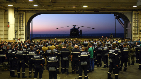 Marineros del portaaviones 'Charles de Gaulle', el buque insignia de la Marina Francesa desplegado en las aguas cercanas a Siria, esperan la llegada en helicóptero de Pierre de Villiers, general en jefe de la ofensiva. ANNE-CHRISTINE POUJOU