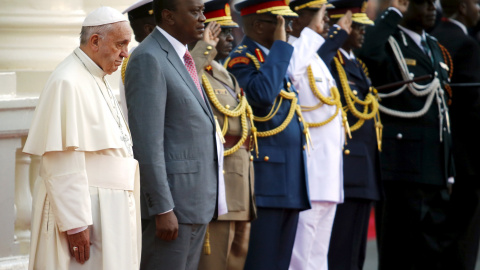 El Papa Francisco acompañado por las autoridades africanas. REUTERS/Stefano Rellandini