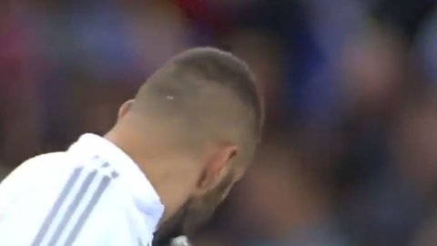 Benzema, en el momento en que realiza el escupitajo.