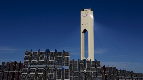 El logo de Abengoa en la torre de la planta solar Solucar, en la localidad de Sanlucar la Mayor, cerca de Sevilla. REUTERS/Marcelo del Pozo