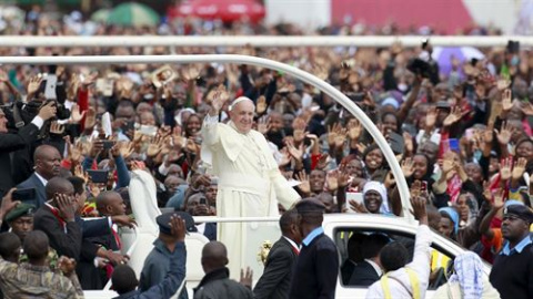 El Papa saluda a los ciudadanos. Thomas Mukoya / REUTERS