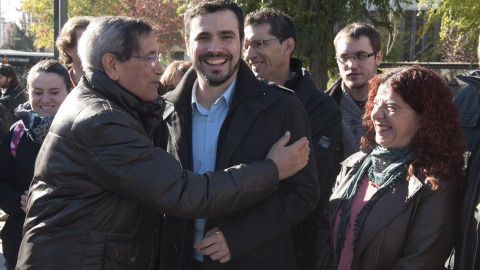 El candidato de Unidad Popular-IU a la presidencia del Gobierno, Alberto Garzón (c), es saludado durante su visita en Granada. EFE/Miguel Ángel Molina