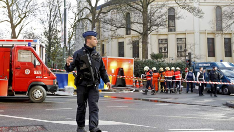 Un policía belga patrulla delante de la Gran mezquita de Bruselas. / REUTERS