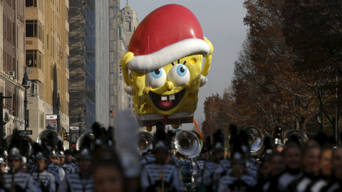 Un globo de "Bob Esponja" flota al oeste de Central Park durante el 89º Desfile del Día de Acción de Gracias de Macy en la ciudad de Manhattan de Nueva York, 26 de noviembre de 2015. REUTERS / Andrew Kelly