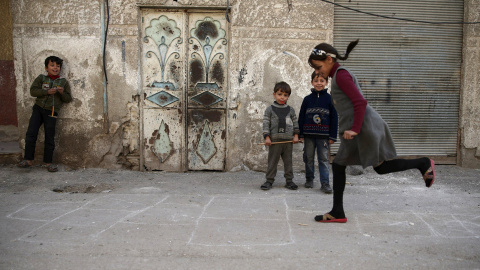 Los niños juegan en el barrio de Douma de Damasco, Siria 26 de noviembre de 2015. REUTERS / Bassam Khabieh