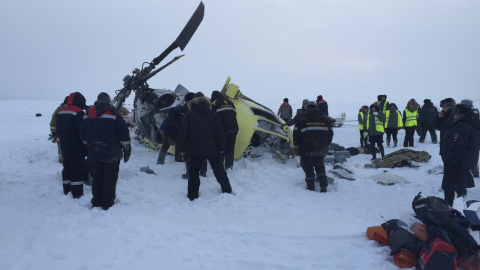 La escena del accidente de un helicóptero Mi-8 cerca de la ciudad de Igarka en la región de Krasnoyarsk, Rusia, 26 de noviembre de 2015. Un helicóptero Mi-8 que llevaba a los empleados de la petrolera estatal rusa Rosneft se estrelló en la 