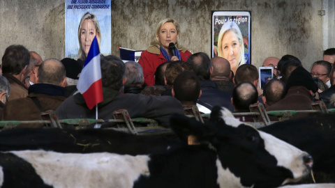 Marine Le Pen, líder del partido político francés Frente Nacional se dirige a los agricultores franceses en presencia del ganado mientras hace campaña para las próximas elecciones regionales. El mítin se celebró en una granja lechera en Le 