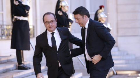 El presidente francés, François Hollande (drch) recibe al primer ministro italiano, Matteo Renzi, antes de la recepción celebrada en el Palacio del Elíseo de París (Francia) hoy, 26 de noviembre de 2015. EFE/Jose Rodriguez