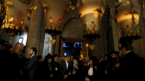 El primer ministro griego Alexis Tsipras acude a un acto religioso en la Iglesia del Santo Sepulcro en la Ciudad Vieja de Jerusalén, 26 de noviembre de 2015. REUTERS / Ammar Awad