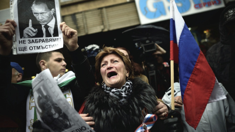 Varias personas sostienen pancartas con fotos del piloto abatido y del presidente de Rusia, Vladimir Putin, durante una protesta ante la embajada turca en Sofía (Bulgaria) hoy, 26 de noviembre 2015. Varios cientos de personas se manifestaro