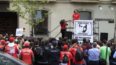 Familiares y amigos de José Couso concentrados ante la embajada de EEUU en Madrid para exigir justicia. EFE