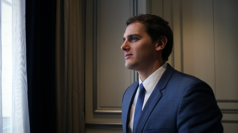 El presidente de Ciudadanos, Albert Rivera, posa en el Hotel Palace de Madrid para 'Público'. JAIRO VARGAS