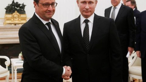 El presidente ruso, Vladímir Putin (d), saluda a su homólogo francés, François Hollande (i), en el Kremlin de Moscú, Rusia, hoy 26 de noviembre de 2015. Putin y Hollande se reunieron hoy para coordinar la lucha contra el terrorismo yihadist