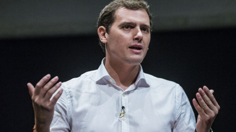 Albert Rivera, de Ciudadanos, durante el debate electoral con Pablo Iglesias , de Podemos, que ha organizado la Universidad Carlos III de Madrid. EFE/Emilio Naranjo