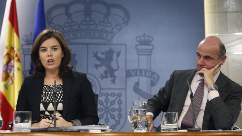 La vicepresidenta del Gobierno, Soraya Sáenz de Santamaría, y el ministro de Economía y Competitividad, Luis de Guindos, durante la rueda de prensa posterior a la reunión del Consejo de Ministros./ EFE