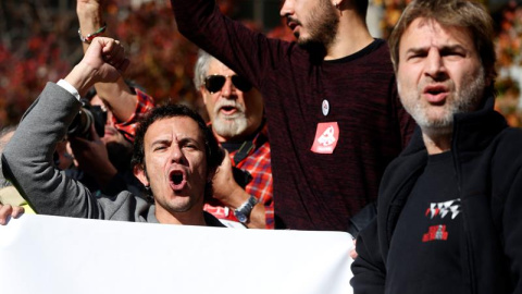 El alcalde de Cádiz, José María González 'Kichi' (i), junto al actor Alberto San Juan (d), durante la concentración en contra de una intervención militar en Siria.- EFE/J. J. Guillén