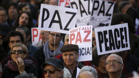 Miles de personas se concentran en Madrid contra el terrorismo y la intervención en Siria.- REUTERS/Andrea Comas