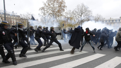 La Policía carga contra los manifestantes ecologistas en París.- REUTERS