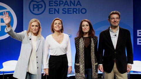 La presidenta de la Comunidad de Madrid, Cristina Cifuentes; la secretaria general del PP, María Dolores de Cospedal; la vicesecretaria de Estudios del partido, Andrea Levy, y el ministro de Justicia, Rafael Catalá (i-d), durante la present