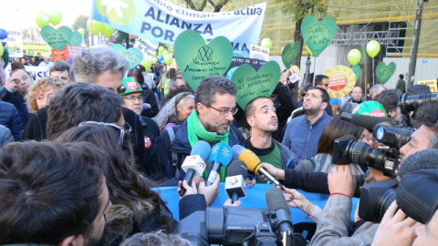 Mario Rodríguez, director ejecutivo de Greenpeace en la manifestación de hoy en Madrid./ J.T