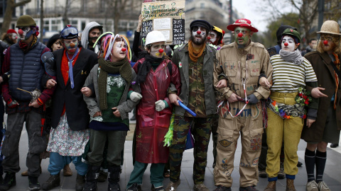 Ecologistas se concentran en una protesta en la Plaza de la República en París tras la anulación de la marcha en Francia por la alerta terrorista. REUTERS/Benoit Tessier