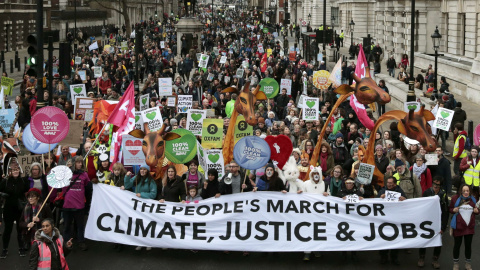 Manifestantes salen a la calle por el clima, el empleo y justicia en Londres./ REUTERS/Suzanne Plunkett