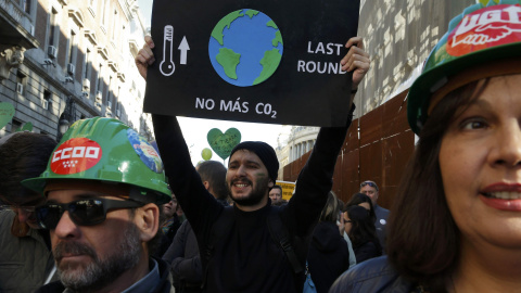 Un manifestante sujeta una pancarta en la Marcha por el clima en Madrid./ REUTERS/Andrea Comas