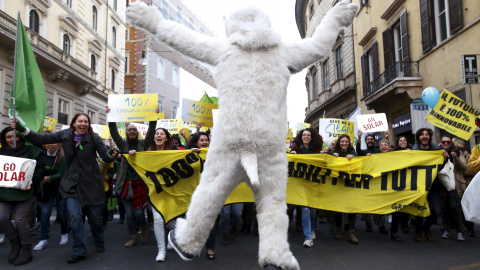 Un manifestante vestido como un oso polar participa en la movilización ciudadana celebrada hoy en Roma, Italia. REUTERS / Alessandro Bianchi