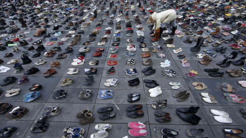 Se han colocado de manera simbólica pares de zapatos en la Plaza de la República en París, después de la cancelación de una marcha por el clima. REUTERS / Eric Gaillard