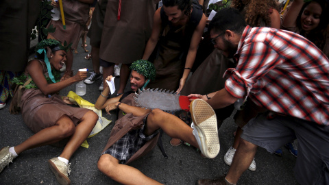 Manifestantes en Río de Janeiro (Brasil) actúan en la calle en protesta del cambio climático./ REUTERS/Pilar Olivares