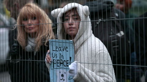 Una manifestante con un traje de oso polar sujeta una pancarta que dice "Dejadnos vivir en paz" en Londres. REUTERS/Suzanne Plunkett