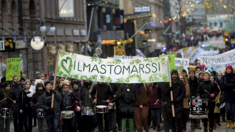 Ciudadanos y activistas salen a la calle por el clima y frente al cambio climático en Helsinki, Finlandia. REUTERS / Vesa Moilanen / Lehtikuva